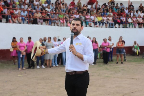 Octavio Ocampo reúne a más de 2 mil mujeres en Huetamo y destaca su papel en la grandeza de Michoacán