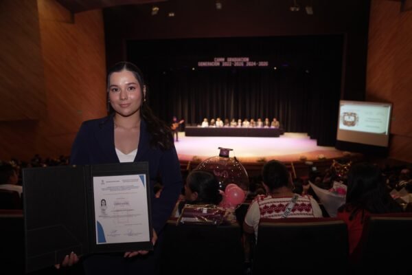 Egresan primeros docentes en Michoacán admitidos por examen Ceneval