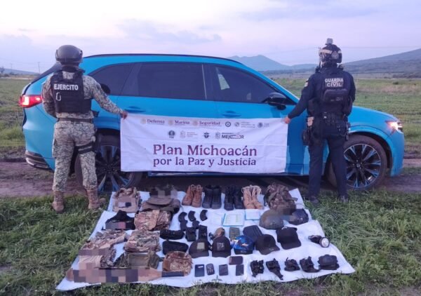 SSP y Defensa aseguran vehículo con equipo táctico en Tlazazalca