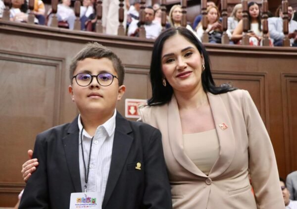 Diana Espinoza reconoce participación de niñas y niños en Parlamento Infantil Incluyente de Michoacán