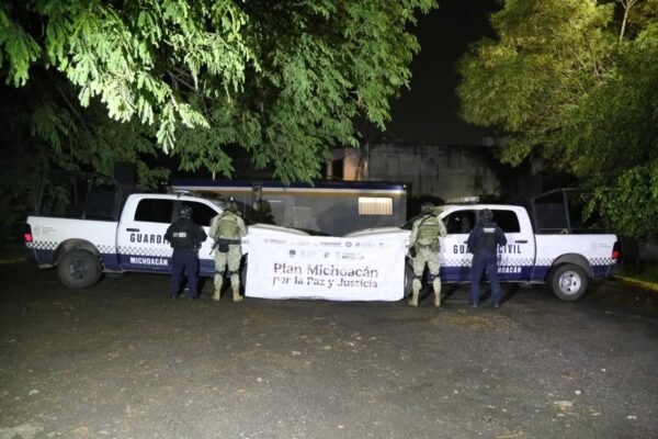 SSP y Defensa detienen a 9 hombres con armas, uniformes y patrullas clonadas en Zinapécuaro