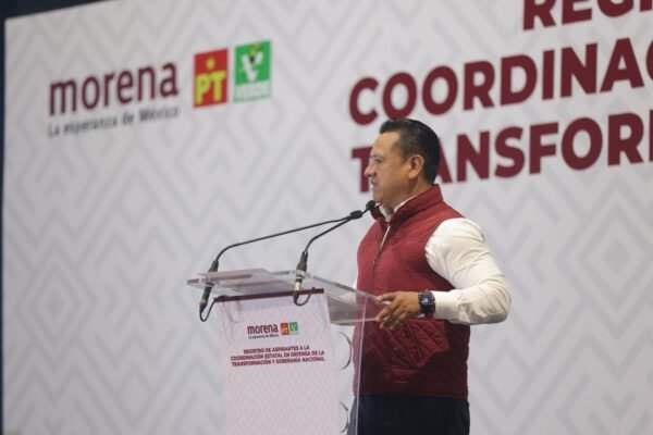 Carlos Torres formaliza registro como aspirante a Coordinador Estatal de Defensa de la Transformación en Michoacán