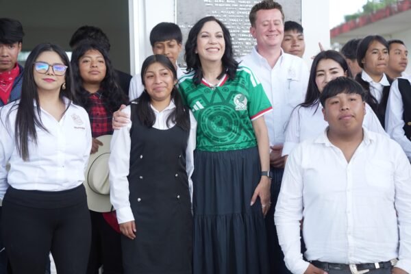 Iemsysem entrega material deportivo y de sonido a Telebachillerato en San Andrés Ziróndaro