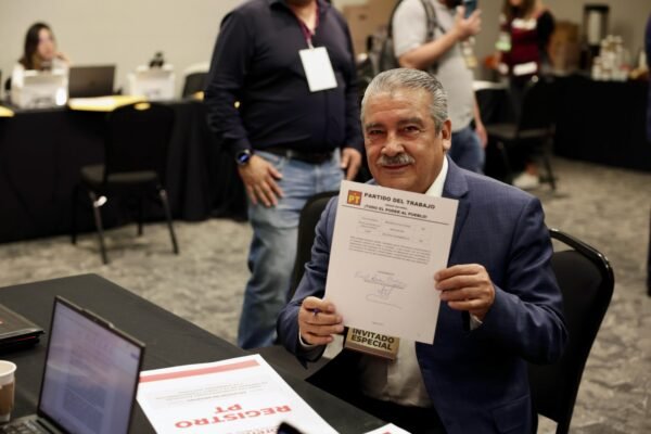 Raúl Morón formaliza registro como aspirante a Coordinación Estatal de Morena y recibe respaldo del PT
