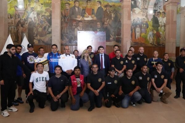 Juan Antonio Ixtláhuac otorga reconocimientos a bomberos de Zitácuaro