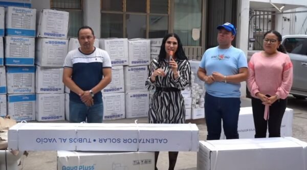 Norma Yáñez entrega calentadores solares a familias en Jungapeo