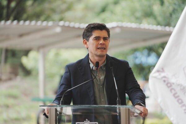 Toño Ixtláhuac inaugura exposición de artes plásticas por 500 años de Zitácuaro