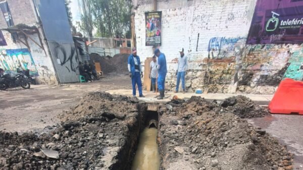 Adolfo Torres repara colector sanitario dañado por lluvias en avenida Pedregal