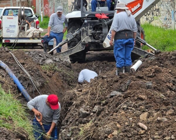 Adolfo Torres repara fuga de agua en colonia Manantiales de Morelia