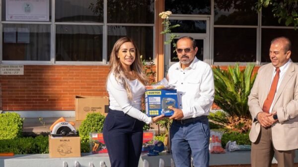 Grecia Aguilar entrega apoyos en secundaria de Zitácuaro y destaca importancia de la educación