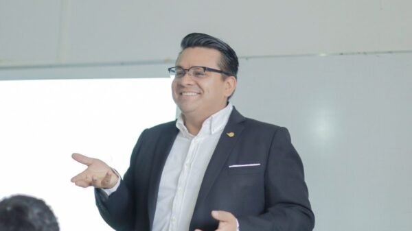 Toño Carreño lleva servicios de salud emocional a escuelas de Morelia