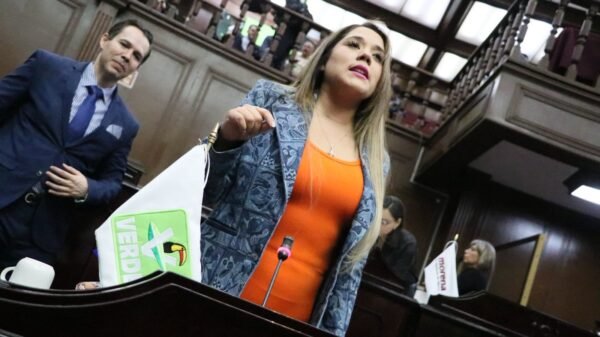 Xóchitl Ruiz llama a dignificar condiciones de policías y apoyar a sus familias