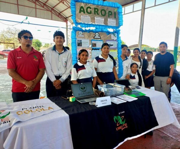 Estudiantes del Cecytem Colola ganan feria científica con invernadero inteligente