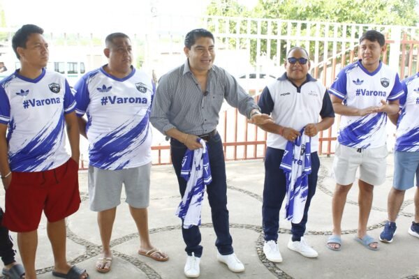 Pablo Varona entrega uniformes y promueve cursos deportivos en Huetamo