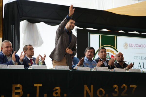 Octavio Ocampo apadrina graduación en CBTA de Zitácuaro