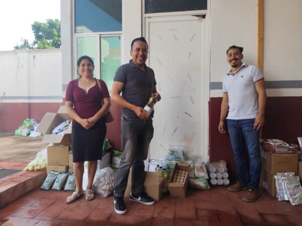 Norma Yáñez supervisa entrega de desayunos escolares y despensas en Jungapeo