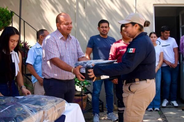 Ismael Arriaga entrega uniformes y seguro a policías