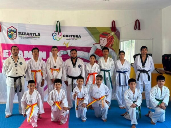 Fernando Ocampo felicita a alumnos de taekwondo por examen de promoción en Tuzantla