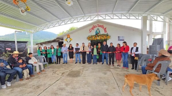 Lety Arriaga inaugura domo en localidad de Santa Ana