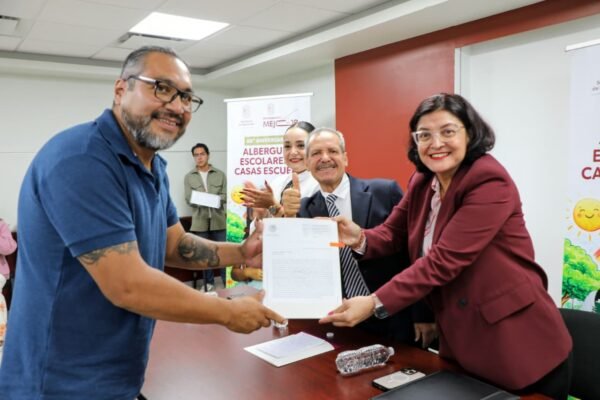 SEE entrega órdenes de adscripción a personal de albergues escolares en Michoacán