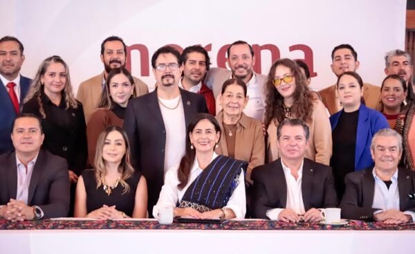 Gaby Molina recibe respaldo de profesionistas en encuentro sectorial
