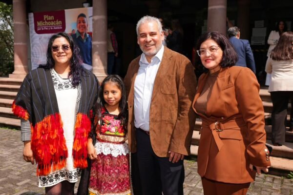 Bedolla entrega laptops a 52 ganadores de Olimpiada del Conocimiento Infantil