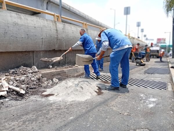 Ooapas repara fuga de agua en avenida Acueducto de Morelia