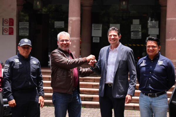 Bedolla entrega patrullas inteligentes a Policía Morelia