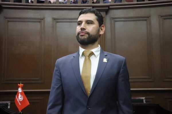 Octavio Ocampo expresa solidaridad con familias de migrantes michoacanos