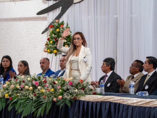 Grecia Aguilar apadrina graduación en Angangueo y llama a jóvenes a seguir preparándose