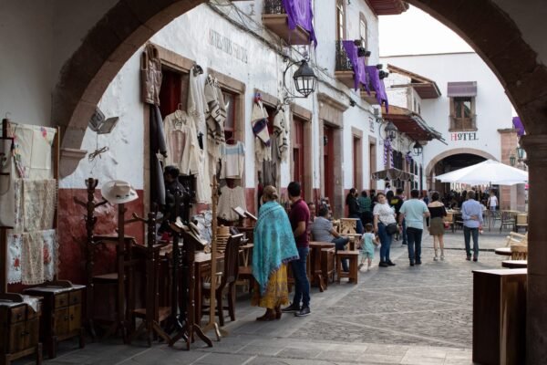Sectur capacita a prestadores turísticos de Pátzcuaro para verano