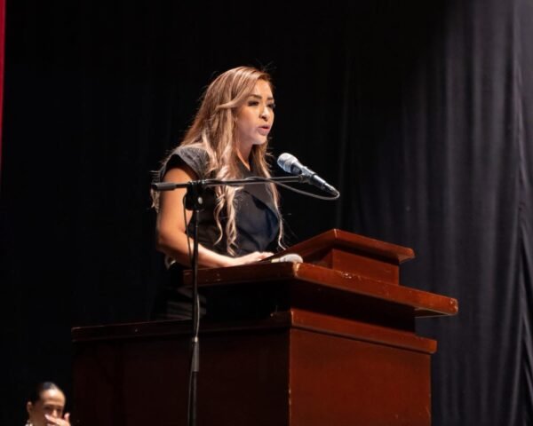 Grecia Aguilar apadrina graduación en preparatoria Melchor Ocampo de Zitácuaro
