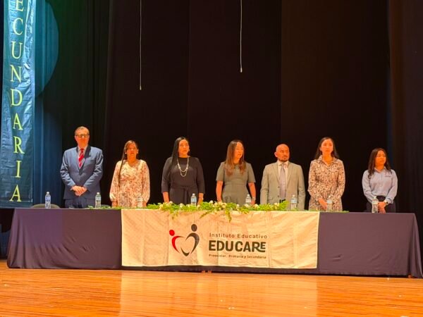 Adriana Campos asiste a graduación del Instituto Educare en Zamora