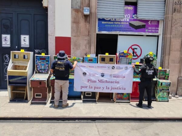 FGE asegura tragamonedas y posibles narcóticos en centro de Morelia