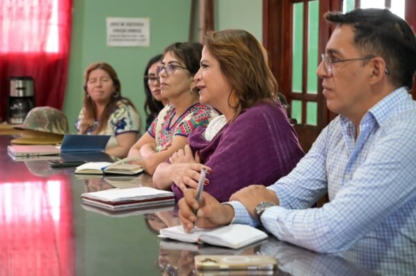 Fabiola Alanís refuerza diálogo con purépechas en Nurío