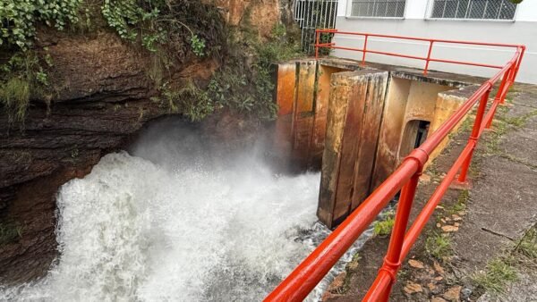 Conagua reduce desfogue de presa de Cointzio para limpieza del Río Grande