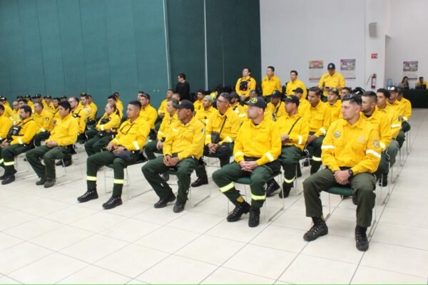 Brigadistas de Michoacán se integran a contingente mexicano que apoyará combate de incendios en Canadá