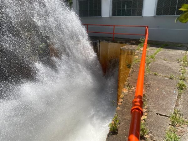 Conagua aumenta desfogue controlado de presa de Cointzio; descarta riesgo para población