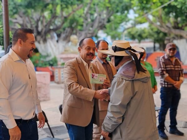 David López Flores encabeza entrega de visas REFAMI