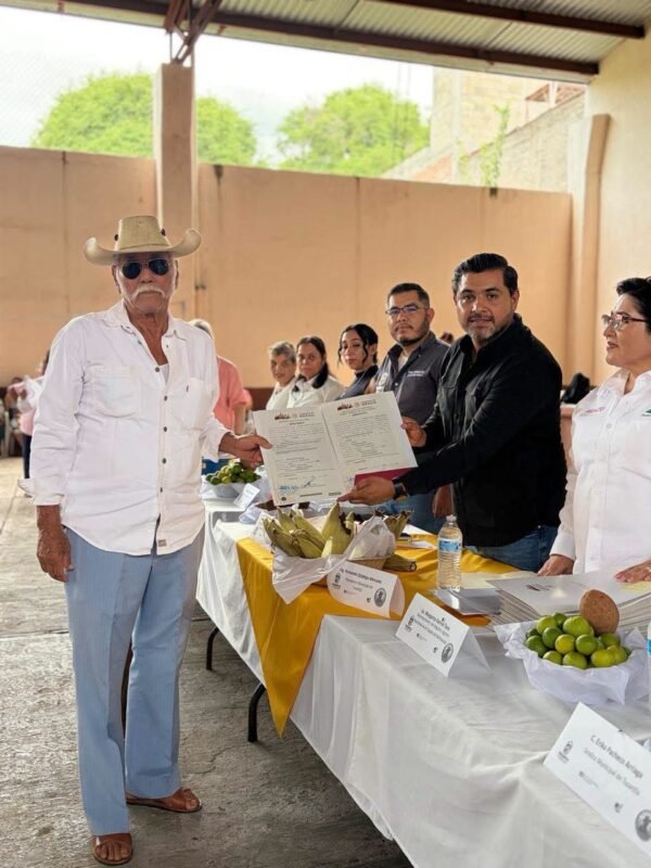 Fernando Ocampo entrega documentos agrarios en Tuzantla