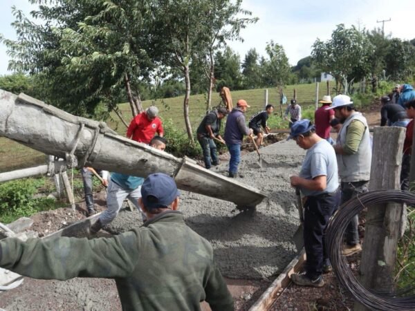 Lety Arriaga gestiona pavimentación en carretera de El Asoleadero