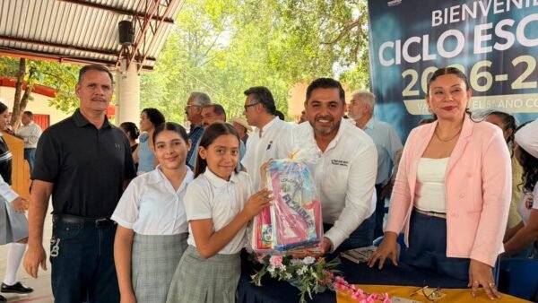 Fernando Ocampo entrega útiles escolares en inicio de ciclo escolar en Tuzantla
