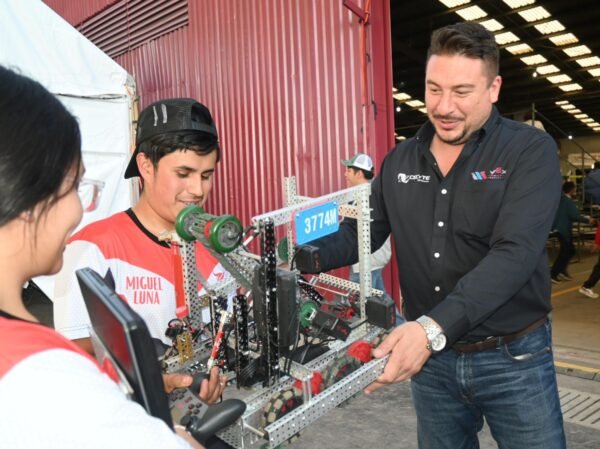 Estudiantes del Cecytem destacan en competencias nacionales e internacionales de robótica e innovación