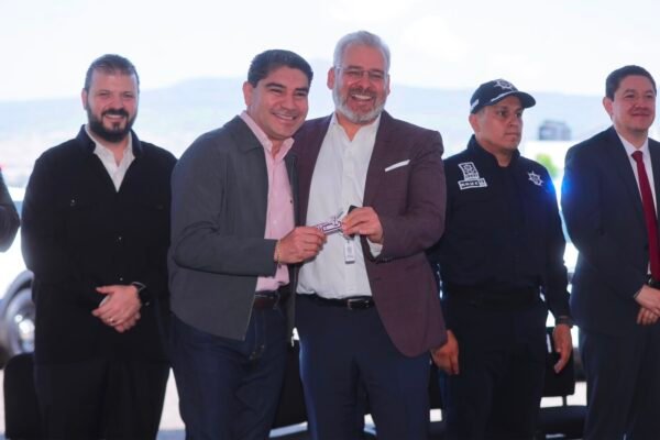 Bedolla entrega patrullas a 10 municipios para reforzar estrategia de seguridad