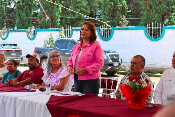 Fabiola Alanís y productores de Nochebuena acuerdan fortalecer cadena productiva en Zitácuaro