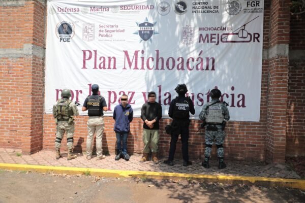 FGE detiene a cuatro personas y asegura armas, droga y equipo táctico en cateos en Zinapécuaro