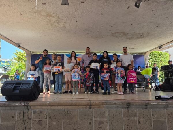 Vanhe Caratachea entrega útiles y mochilas gratuitos a 2 mil 500 estudiantes en La Piedad