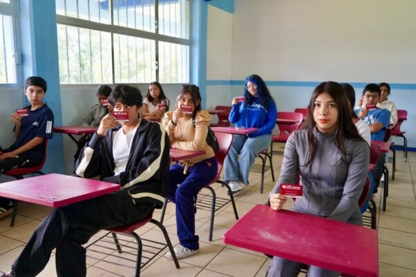 Iemsysem inicia entrega de chips D4TA Datos Gratis en bachilleratos de Michoacán