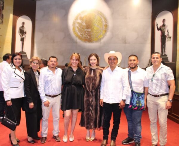 Brissa Arroyo celebra condecoración a pueblos indígenas del Mazahua en Zitácuaro