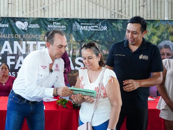 Semigrante entrega visas y tarjetas de apoyo a familias migrantes de Taretan y Nuevo Urecho